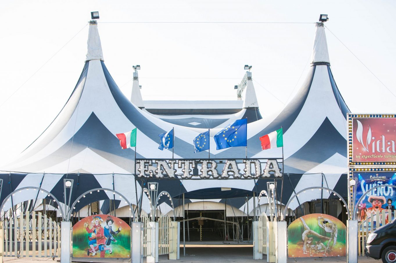 Il Circo Italiano se ubica en Valdespartera.