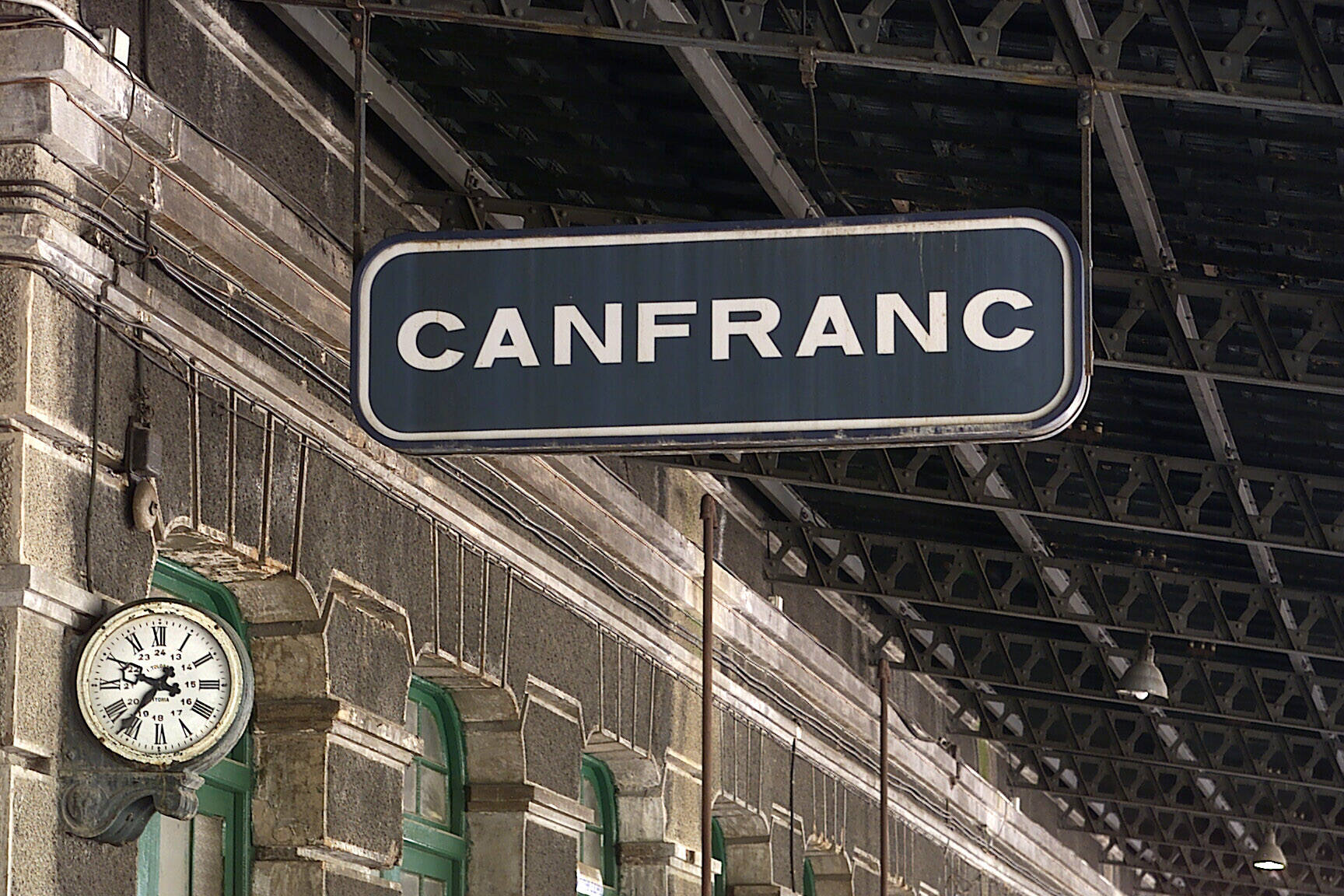 Cartel de la Estación de Canfranc en 2001 | Aránzazu Peyrotau. ARCHIVO HERALDO