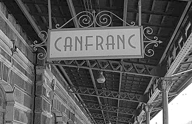 Antiguo cartel en uno de los andenes de la Estación de Canfranc | Rafael Gobantes