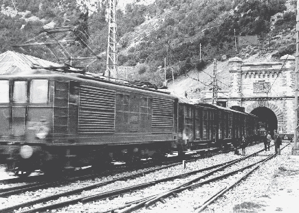 Un tren eléctrico francés atraviesa el túnel de Somport en los años 30 | Francisco de las Heras. ARCHIVO HERALDO