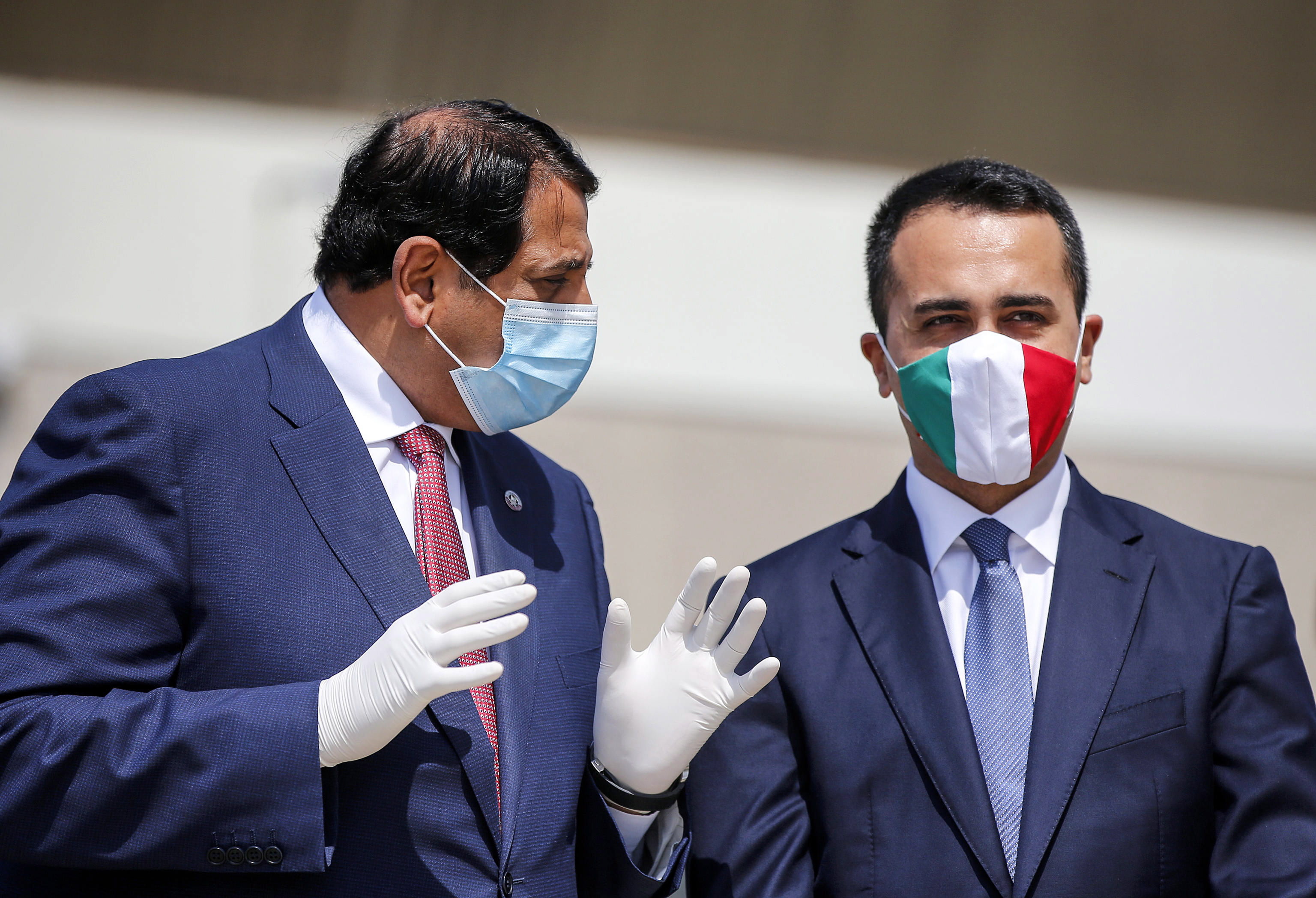 Il ministro degli Esteri italiano Luigi Di Maio ha indossato una maschera con la bandiera italiana.