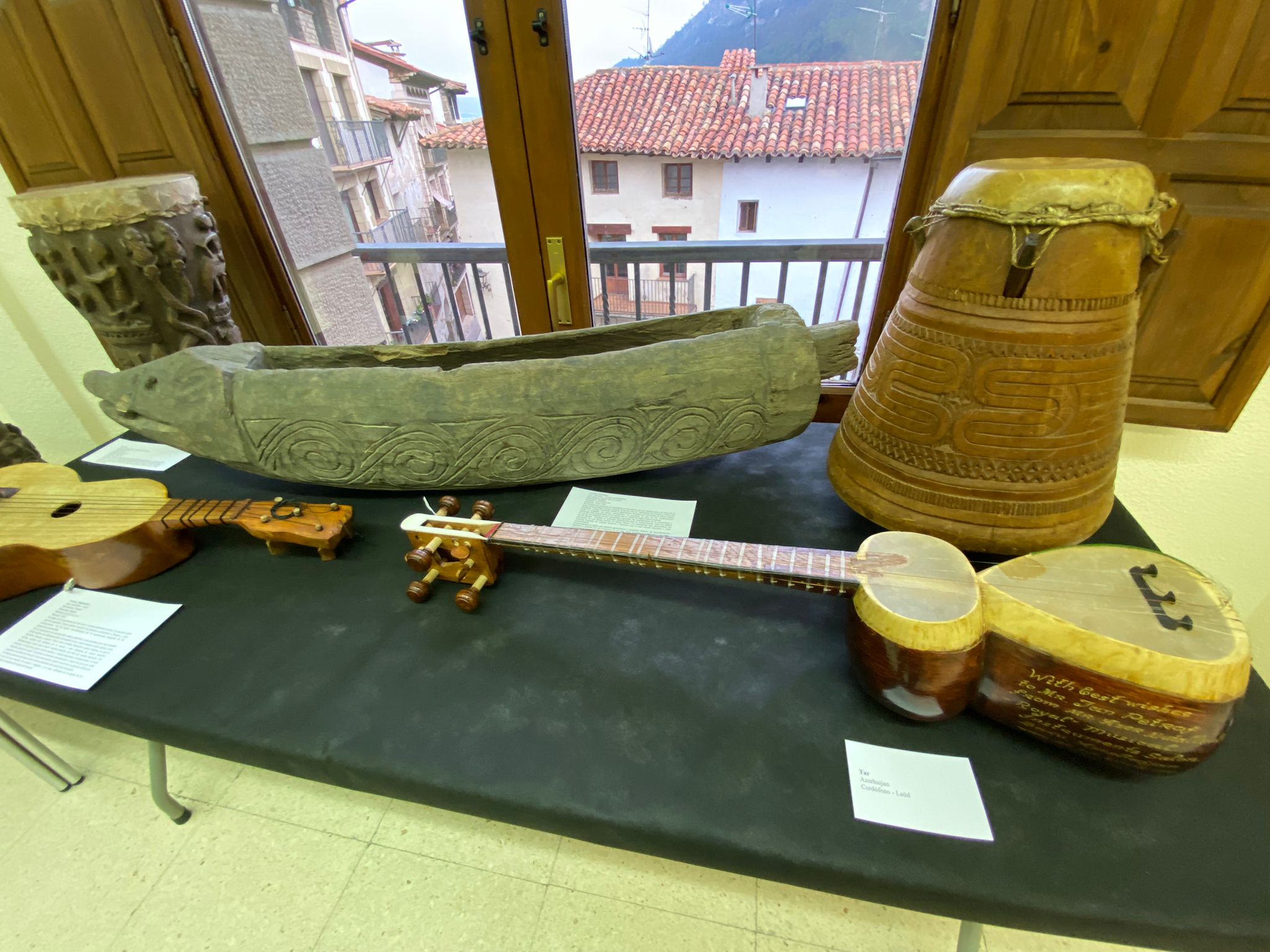 Exposición 'La vuelta al mundo en 80 instrumentos', en Alcalá de la Selva.