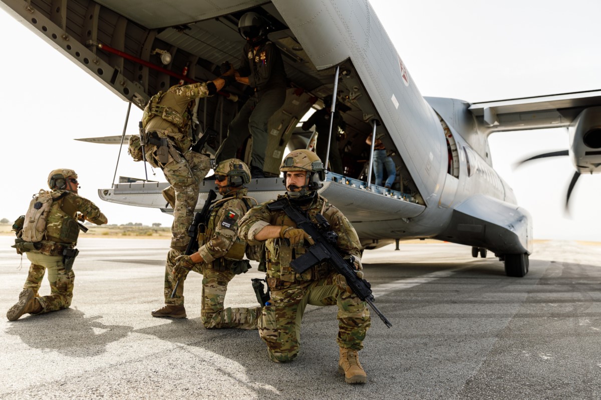 Soldados de um avião de transporte europeu durante o curso avançado ETAC na Base de Saragoça.