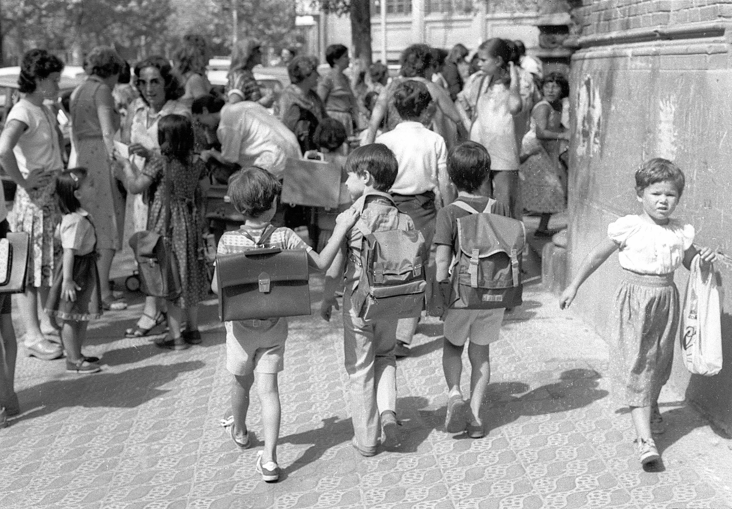 Alumnos del Colegio Gascón y Marín de Zaragoza en el primer día del curso a finales de los años setenta.