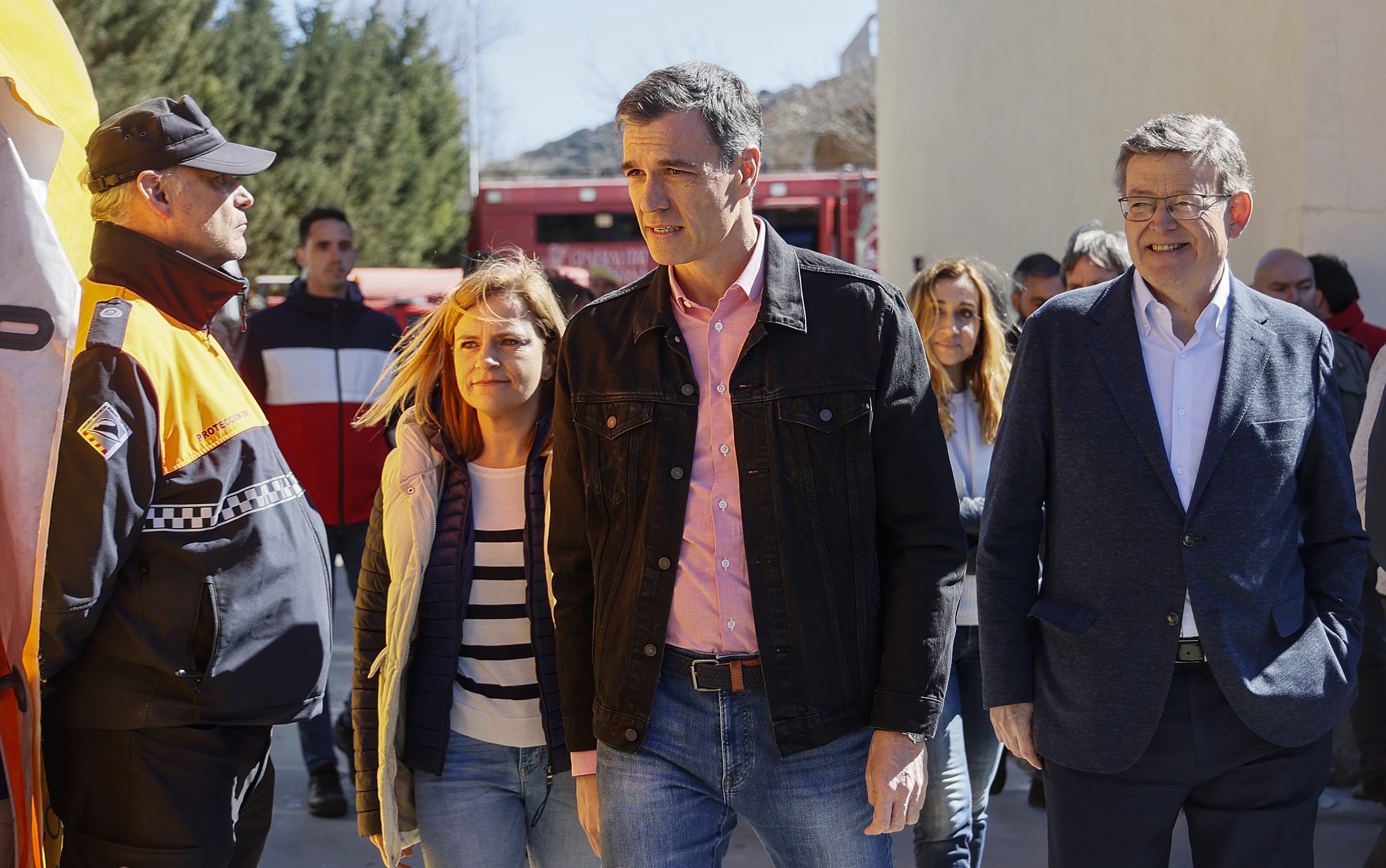 The Government delegate in the Valencian Community, Pilar Bernabé;  the President of the Government, Pedro Sánchez, and the President of the Generalitat of Valencia, Ximo Puig, on arrival to visit the areas affected by the fire.