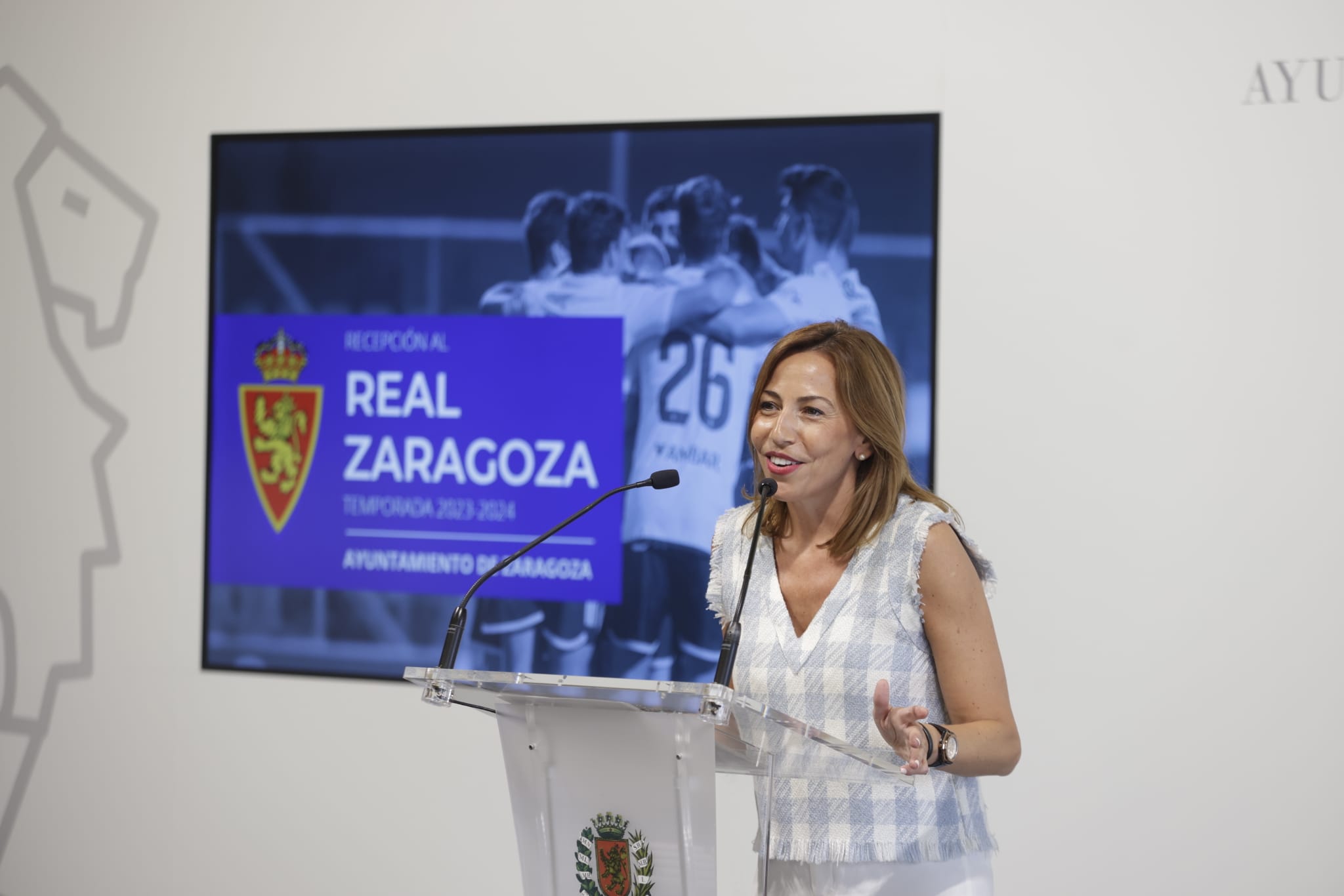 La Alcaldesa De Zaragoza Natalia Chueca Recibe Al Real Zaragoza