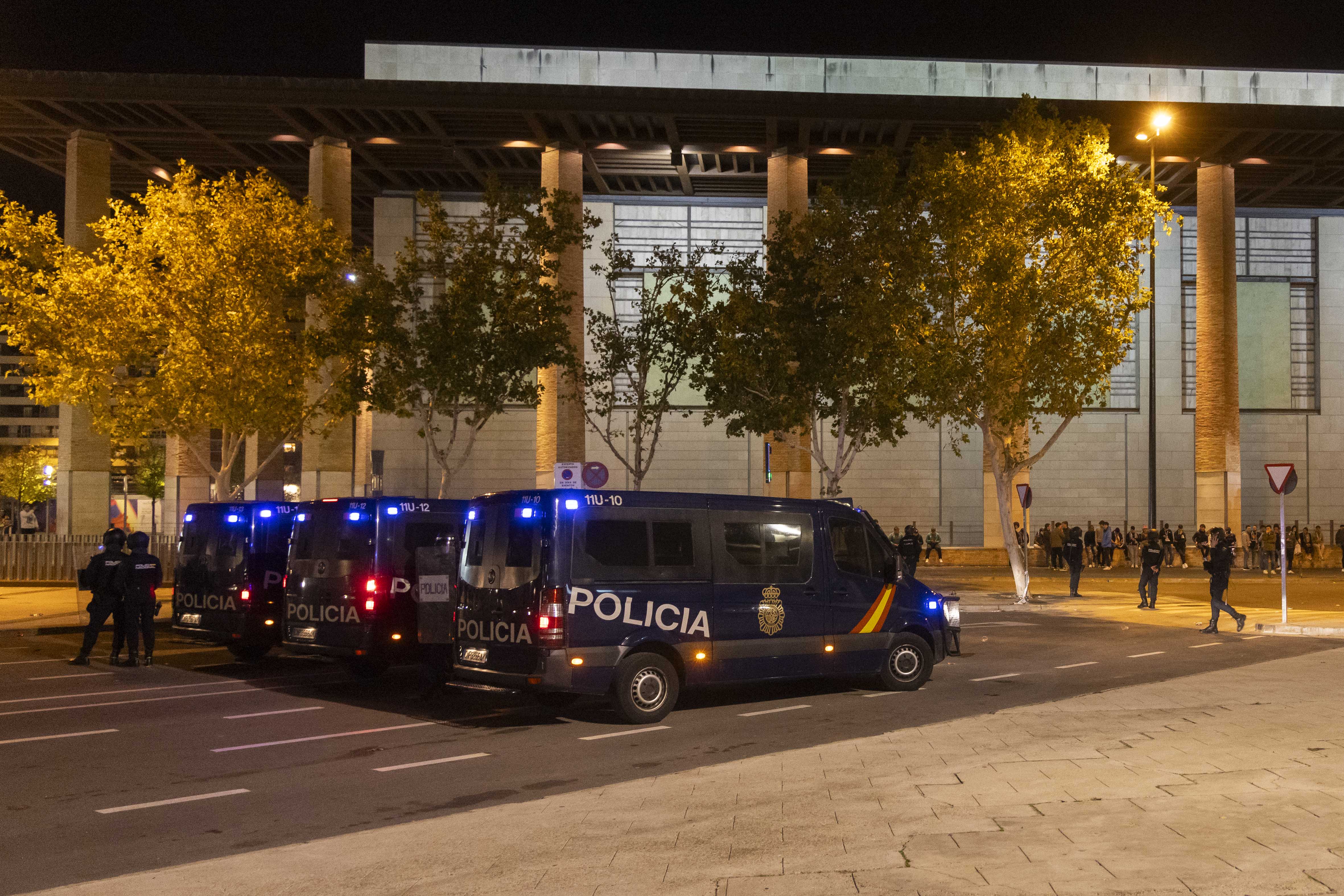 Furgonetas policiales en La Romareda.