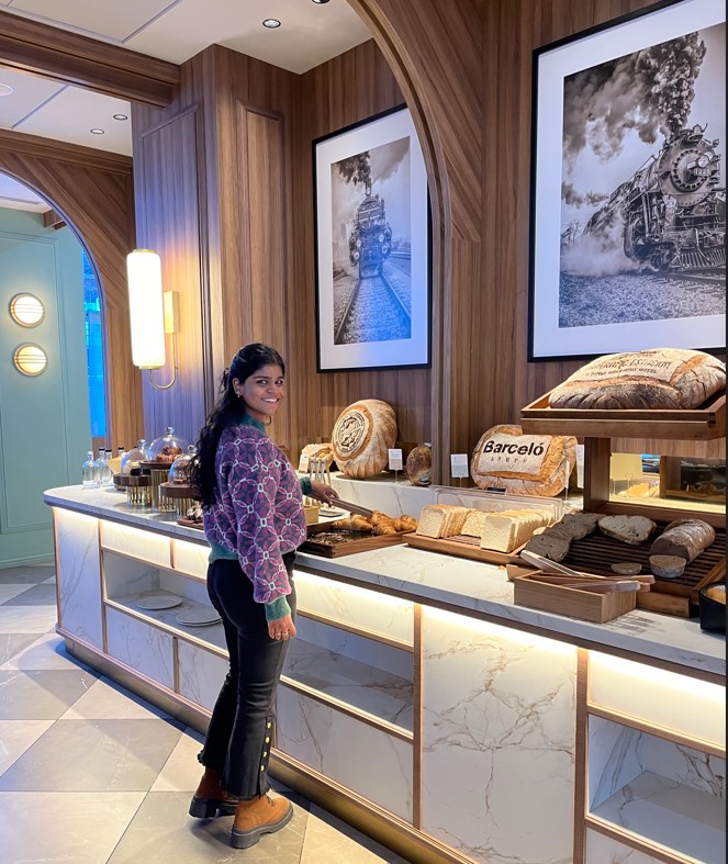 Neha sale a desayunar en el Royal Hideaway Hotel el pasado lunes.
