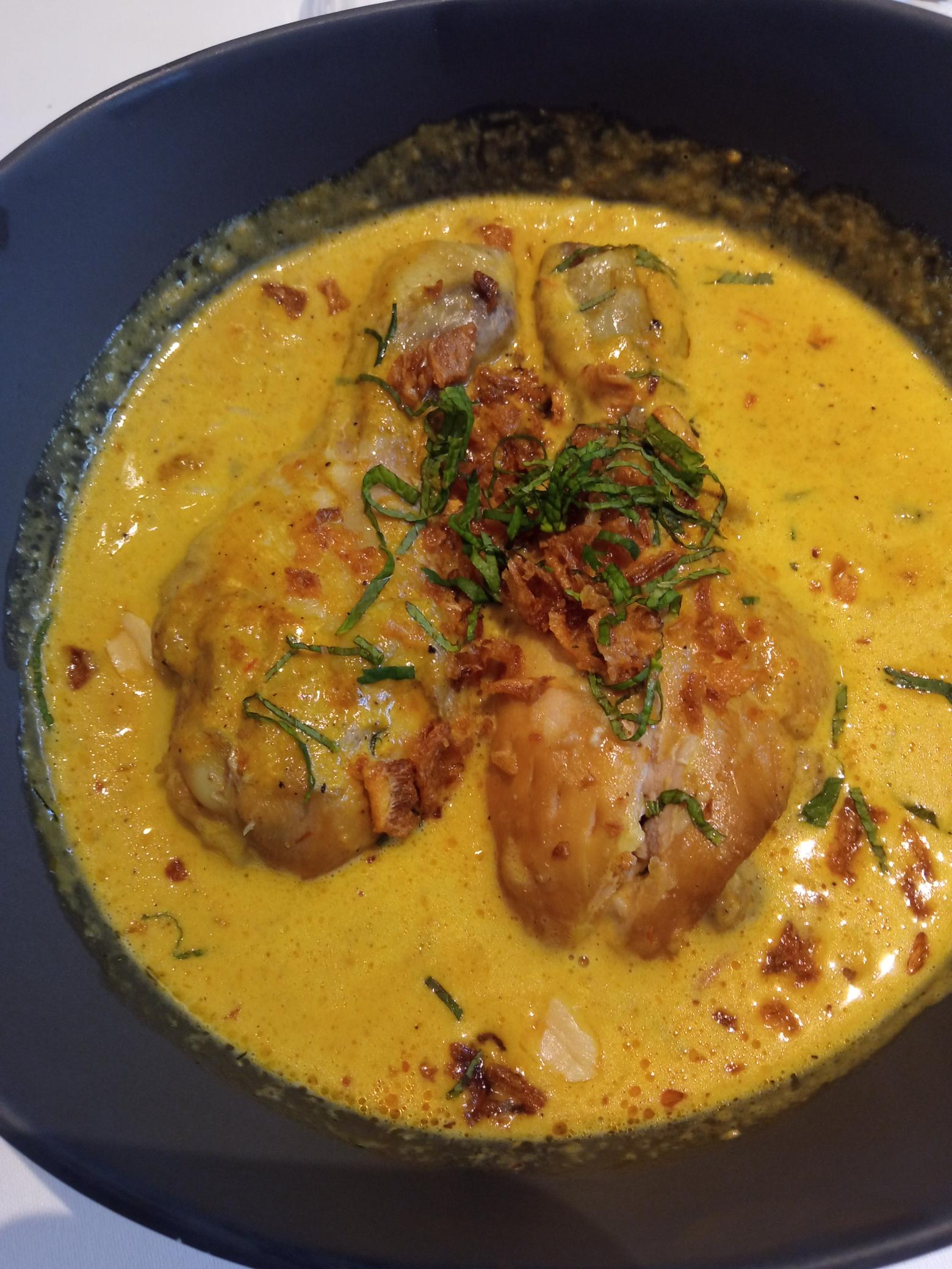 Curry rojo de pollo de corral, uno de los platos que ofrece el restaurante del hotel.